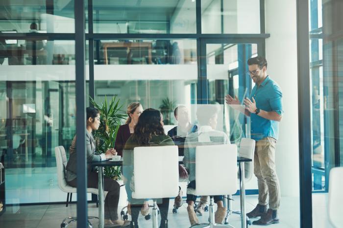 Come i cambiamenti sociali e le politiche influenzano il mercato del lavoro e i lavoratori